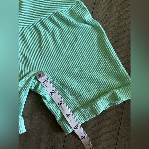 COLSIE Green Ribbed Biker Shorts EUC - Picture 3 of 6